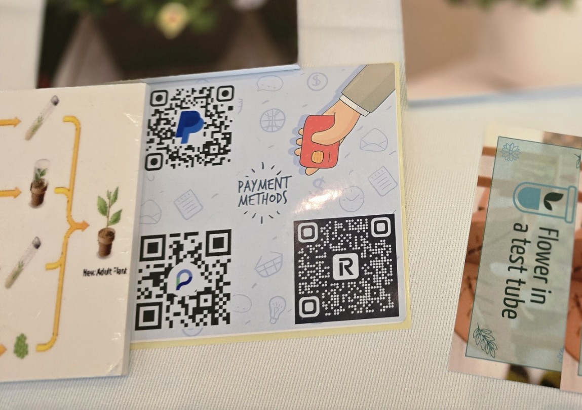 Квадратен стикер 10 × 10 см с QR код и варианти за плащане