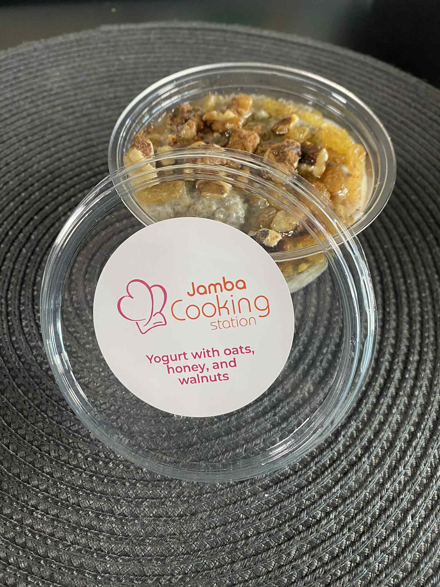 Стикер 6 × 6 см върху десерт от JAMBA Кетъринг